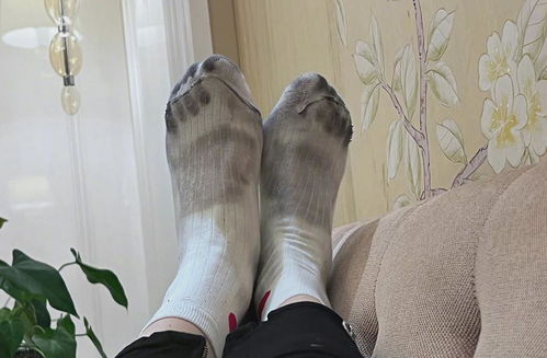 明星也踩雷！關曉彤曬掉色鞋子染黑襪子，瑕疵品無處不在